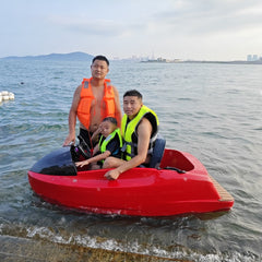 The go-kart boat has extremely strong buoyancy, allowing novice players to enjoy playing without any pressure. It is a parent-child go-kart boat suitable for both parents and children.